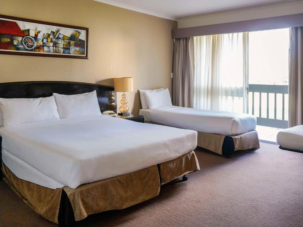 una camera d'albergo con due letti e una finestra di Breakfree Wirrina Cove a Wirrina Cove