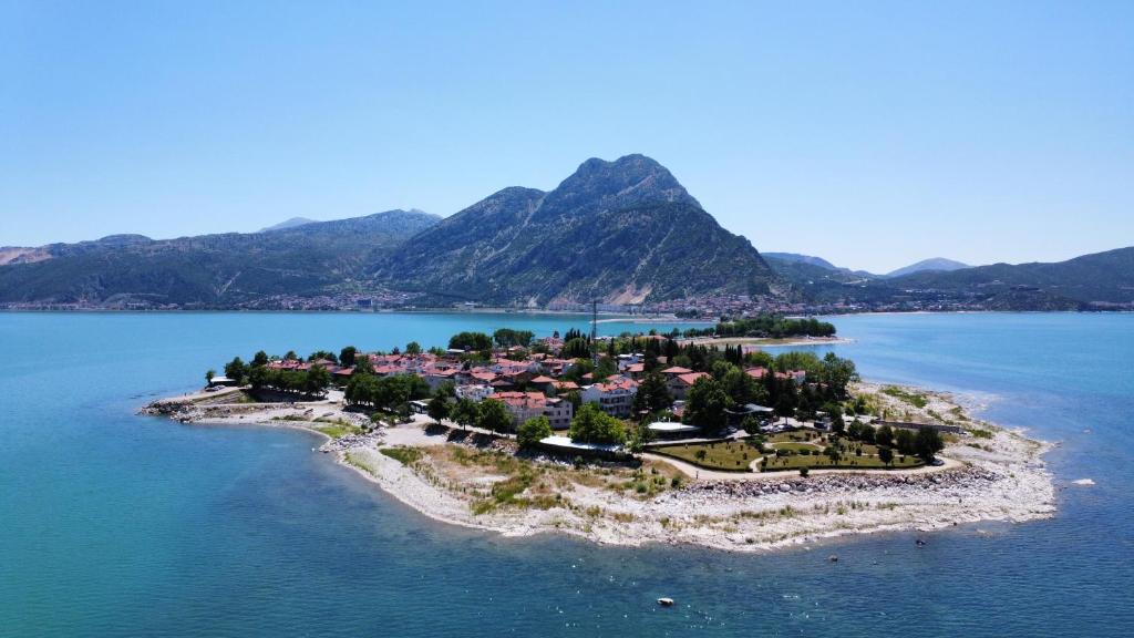 una isla en medio de un cuerpo de agua en Göl Pension en Egirdir