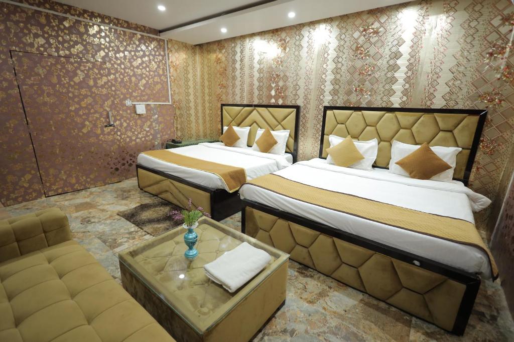 เตียงในห้องที่ Tulsi Garden- Near Prem Mandir Vrindavan