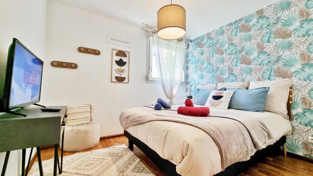 une chambre avec un lit avec deux animaux en peluche dessus dans l'établissement Le Stan - Centre - Parking - Extérieur - Fibre - Relax BNB, à Colmar