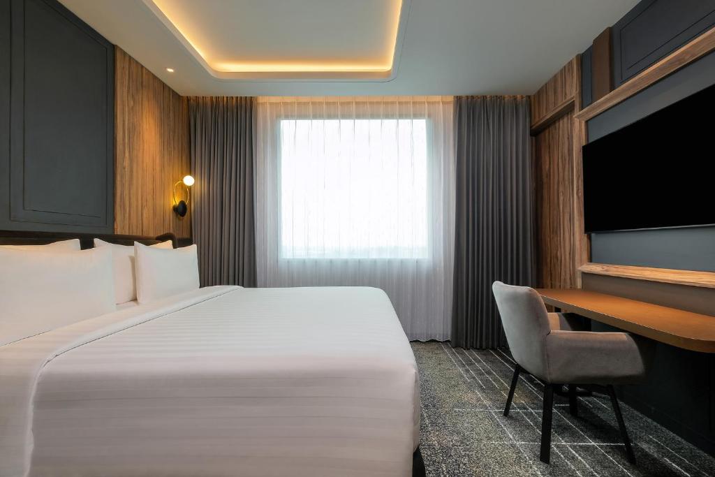Postel nebo postele na pokoji v ubytování Mercure Tangerang Centre