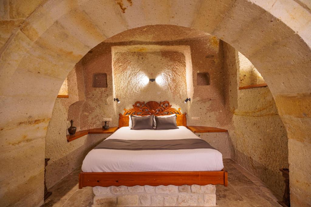 Postel nebo postele na pokoji v ubytování Canyon Cave Hotel