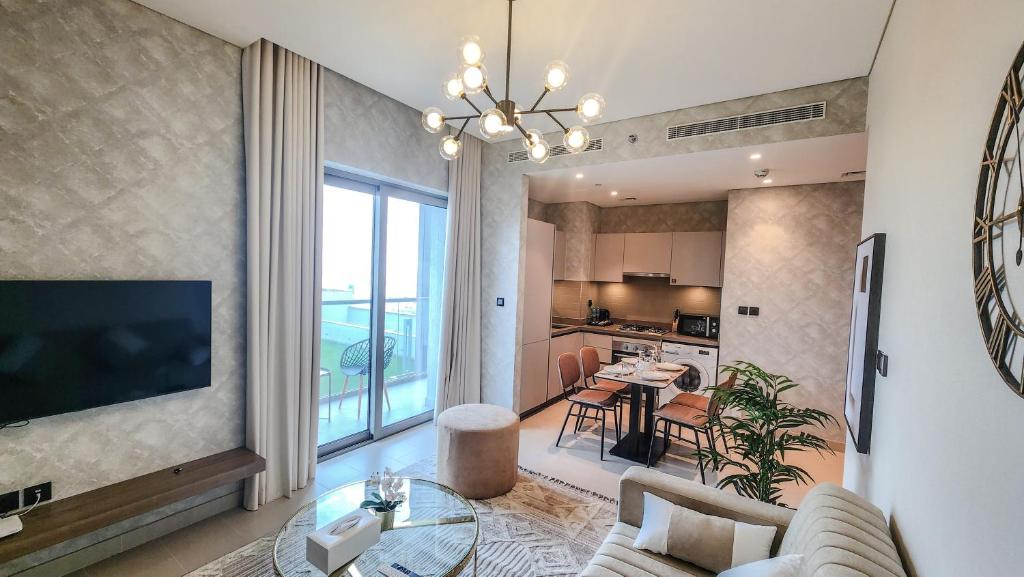 TV a/nebo společenská místnost v ubytování STAY BY LATINEM Luxury 1BR Holiday Home CVR B204 near Burj Khalifa