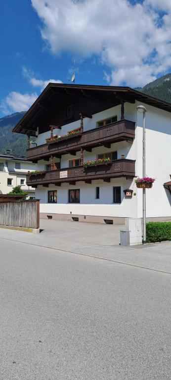 een gebouw met balkons aan de straatkant bij Haus Florian in Mayrhofen