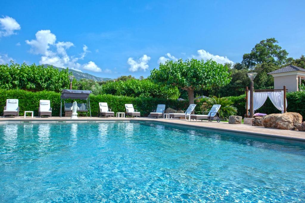 uma piscina com espreguiçadeiras e uma piscina em U Guadellu - Piscine Chauffée em Oletta