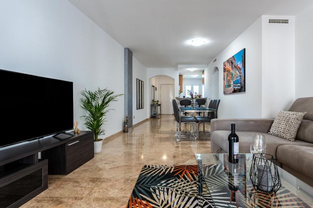Televízia a/alebo spoločenská miestnosť v ubytovaní Apartamento Cala de mijas