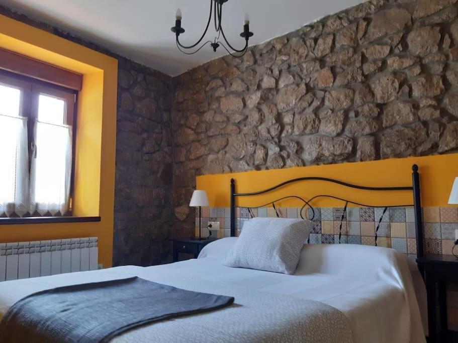 מיטה או מיטות בחדר ב-Disfruta Asturias desde mi casa