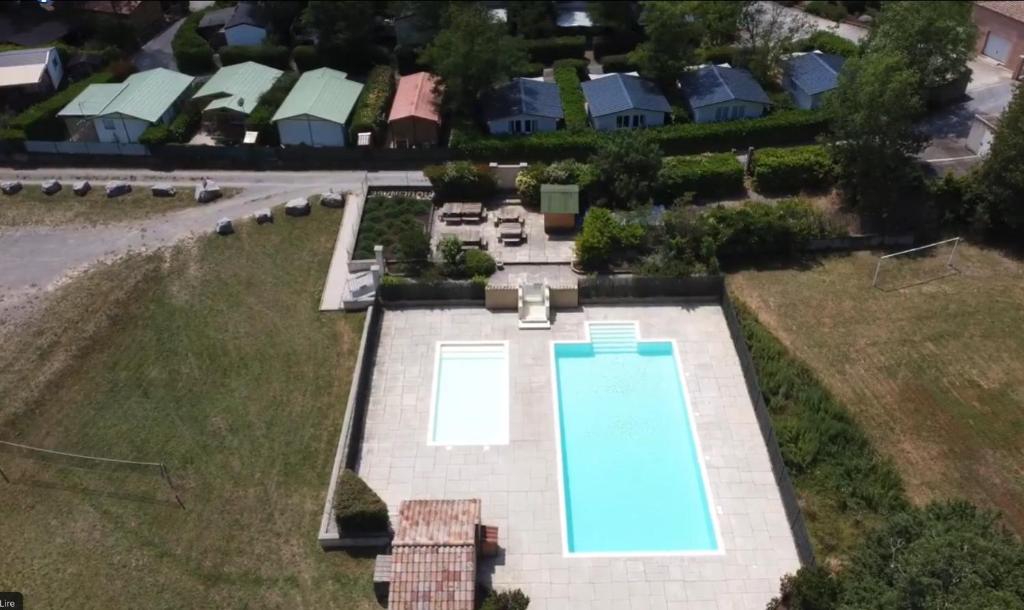 Bazén v ubytování Chalet des Lucioles nebo v jeho okolí
