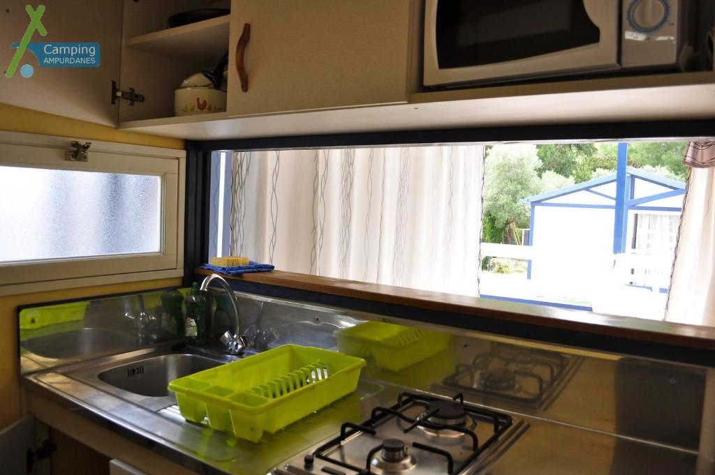 Kuchyňa alebo kuchynka v ubytovaní Camping Ampurdanes