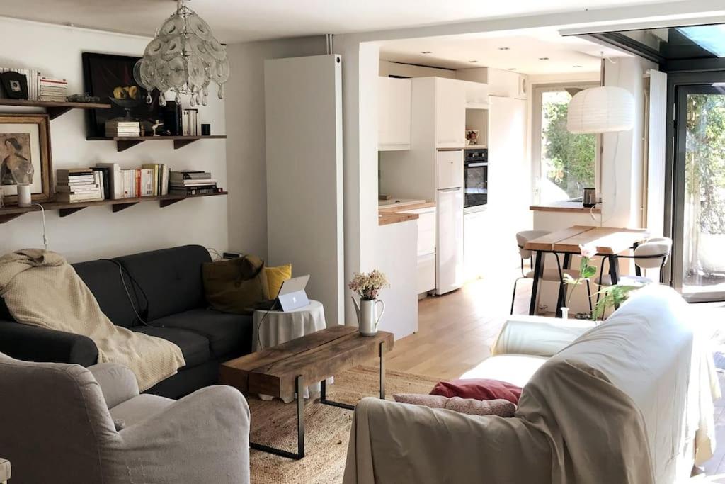 a living room with a couch and a table at Calme & jolie maison près de Paris in Nanterre
