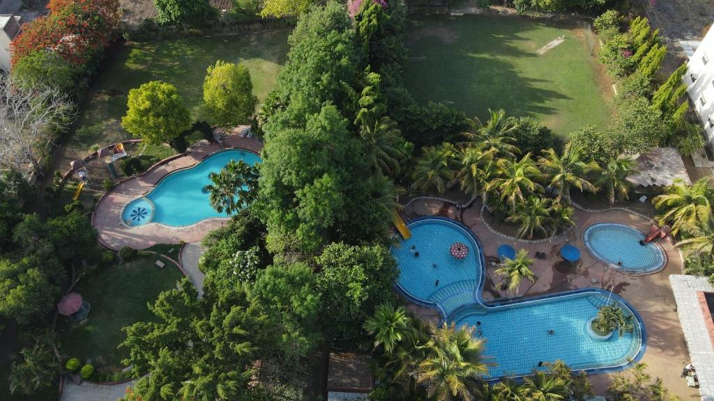 una vista aérea de una piscina en un complejo en Hotel Sai leela - Shirdi en Shirdi