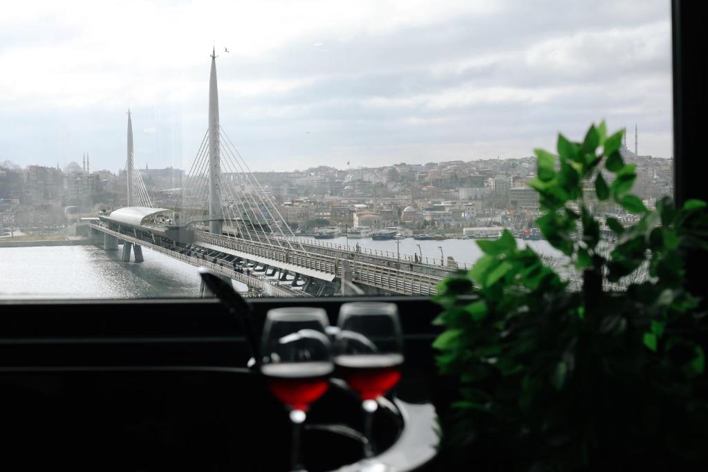 een uitzicht op een brug met glazen wijn bij Karaköy in Karaköy in Istanbul