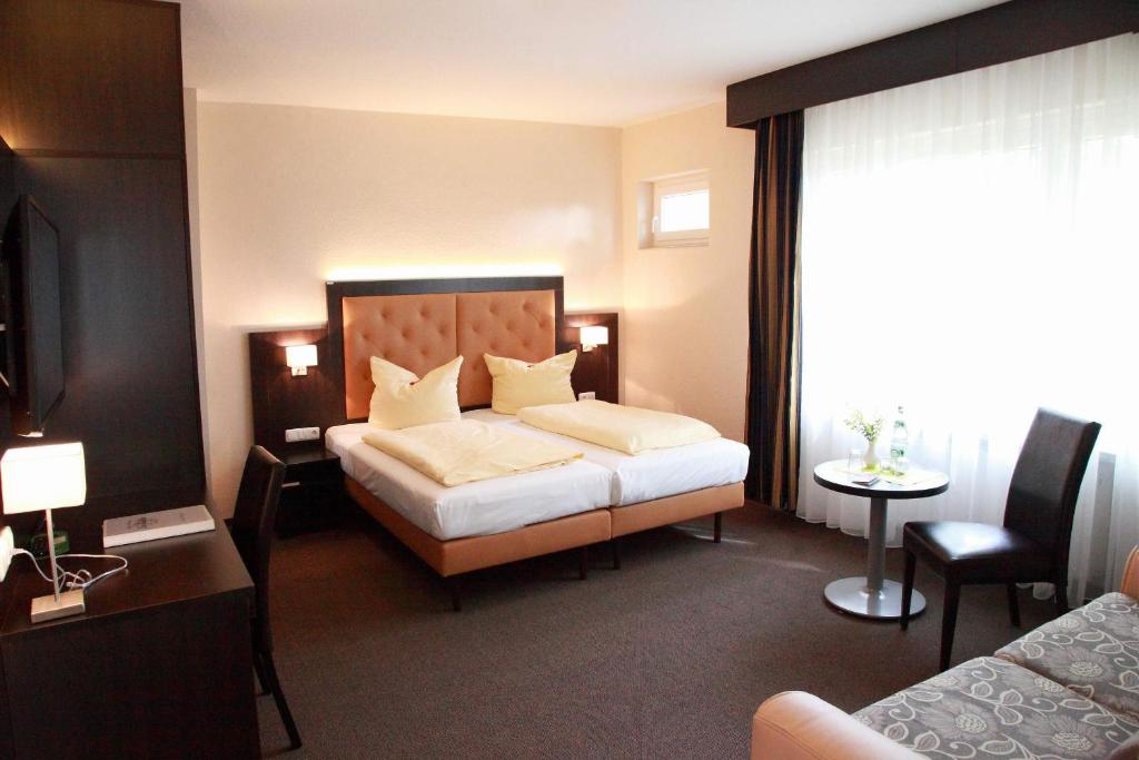 Postel nebo postele na pokoji v ubytování Hotel zur Heideblüte