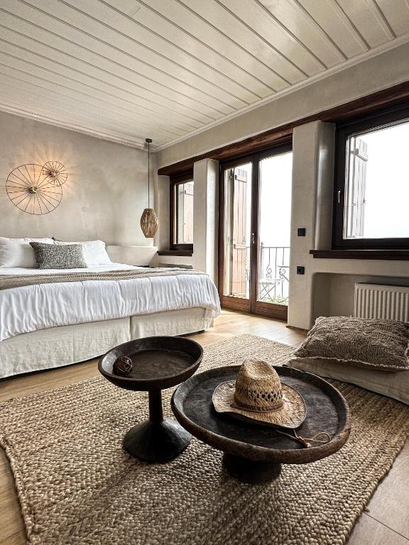 sypialnia z łóżkiem i stołem z kapeluszem w obiekcie Agapitos Villas & Guesthouses w mieście Agios Ioannis Pelio