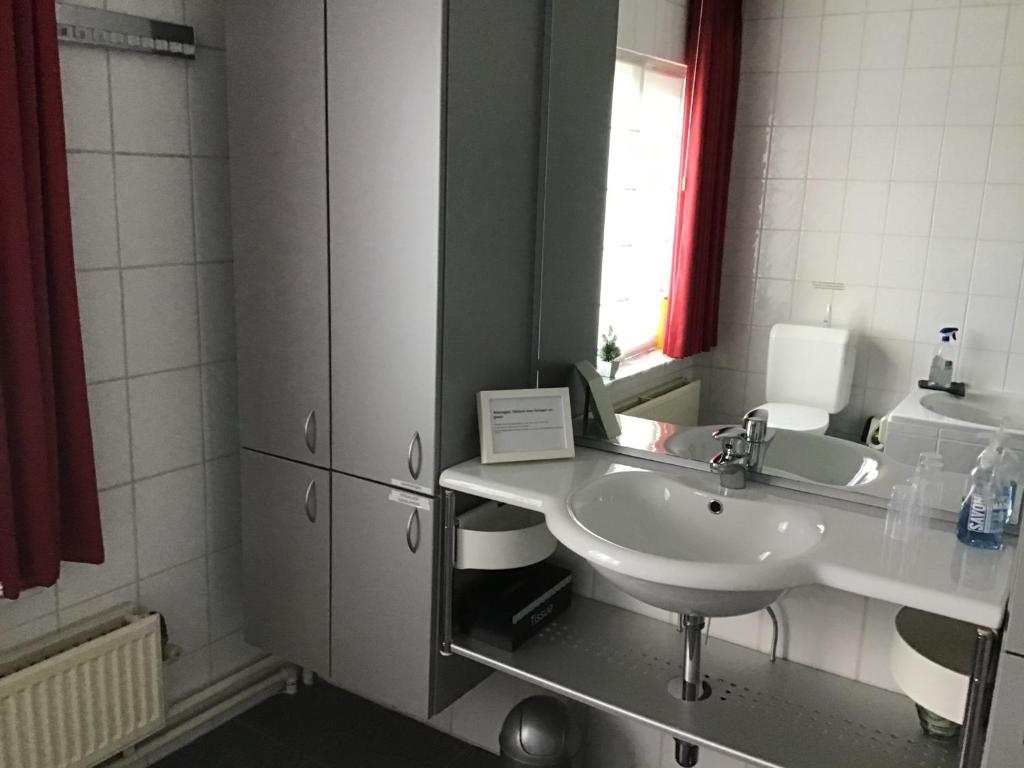 Fotografie z fotogalerie ubytování Guesthouse De Steenberg tweepersoonskamer met grote badkamer, kitchenette en tuinzicht op de eerste verdieping v destinaci Geel