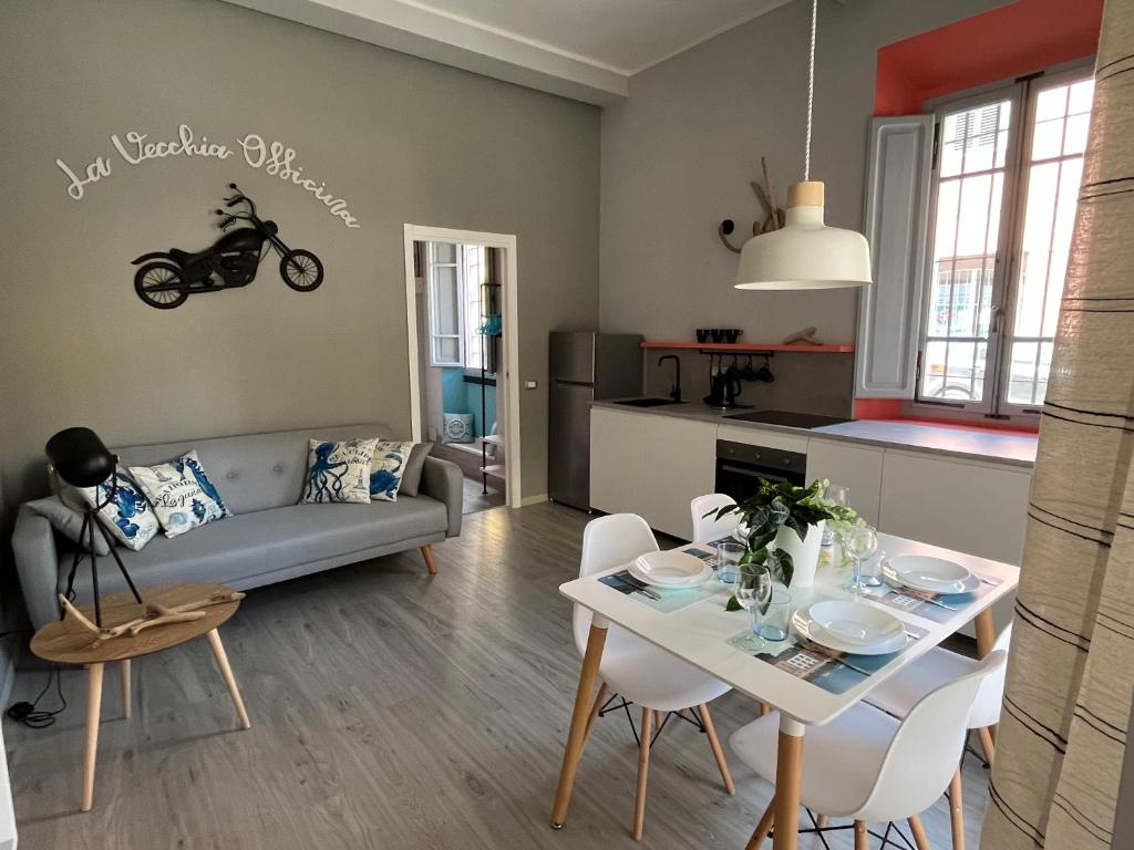 een woonkamer met een bank en een tafel bij Maremma Holidays : La Vecchia Officina in Follonica