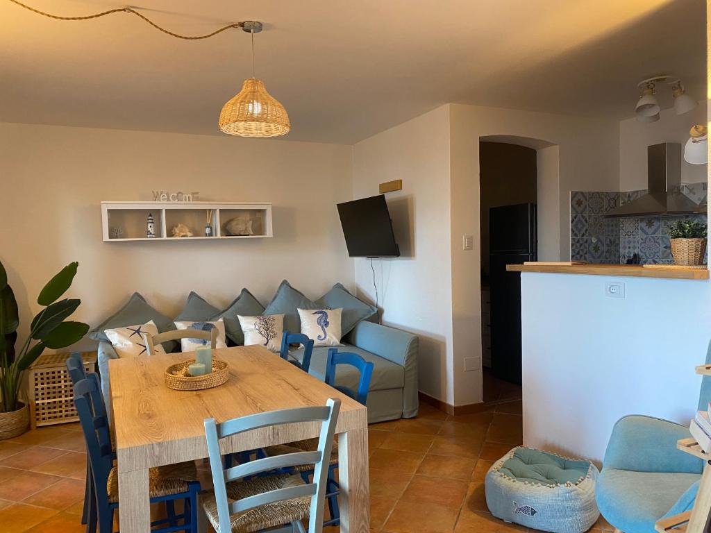 Sunshine House a Porto Pino - Lussuosa Villa con Piscina
