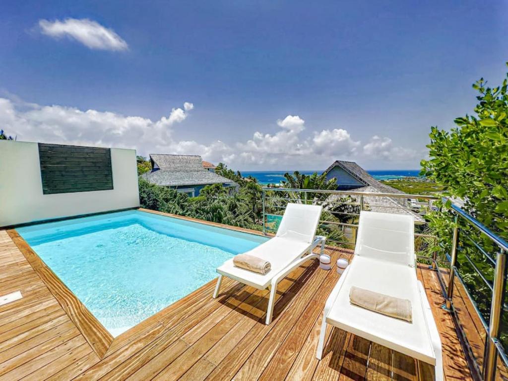 Poolen vid eller i närheten av Villa Bleu Horizon with private pool overlooking Orient Bay
