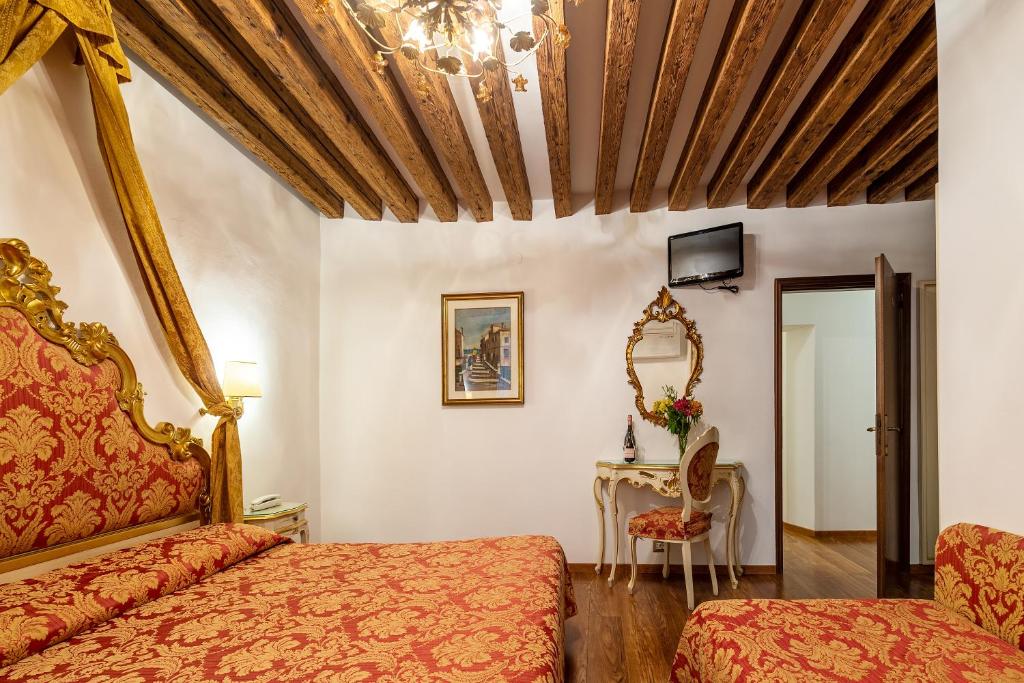 Postel nebo postele na pokoji v ubytování Hotel Al Vagon