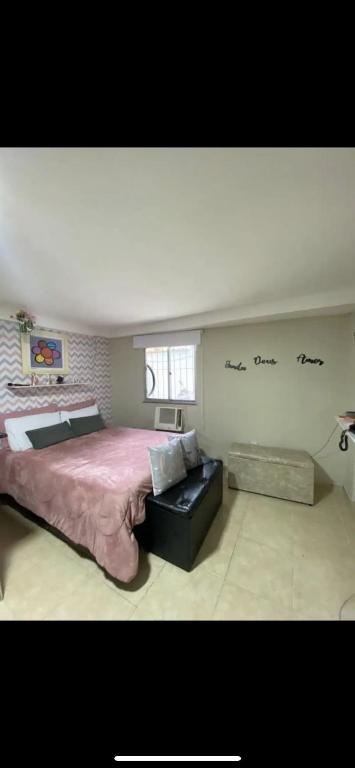 里約熱內盧的住宿－Apartamento no Recreio，一间卧室设有一张大床和一个窗户。
