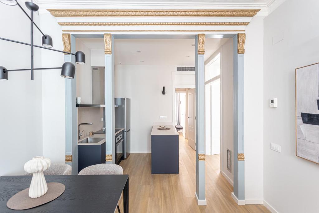 バルセロナにあるPremium 1 - 2 bedroom design apartments near Merce squareのキッチン、リビングルーム(テーブル、椅子付)