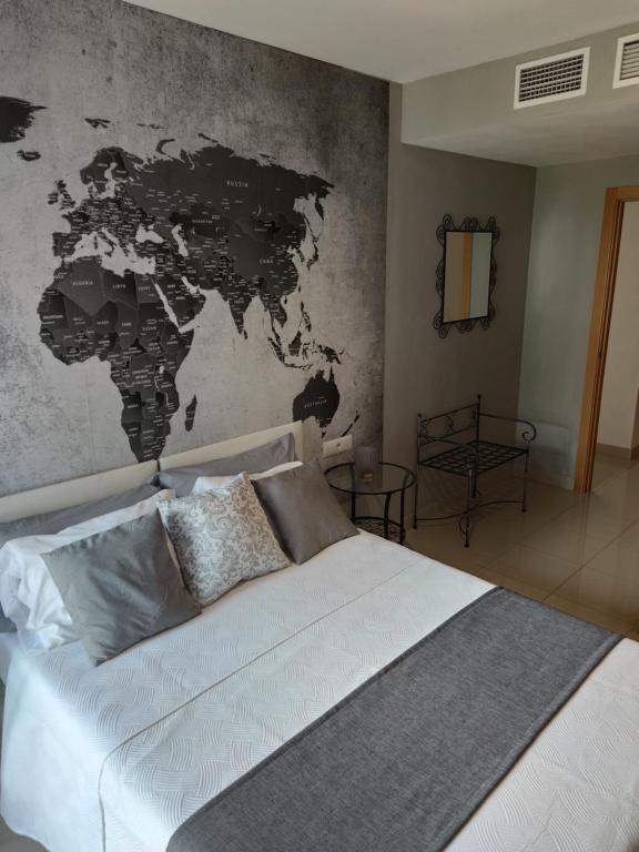 um quarto com um mapa do mundo na parede em Costa Tropical City em Motril