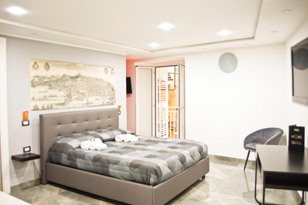 Кровать или кровати в номере Suite Napoli Sotterranea con Jacuzzi