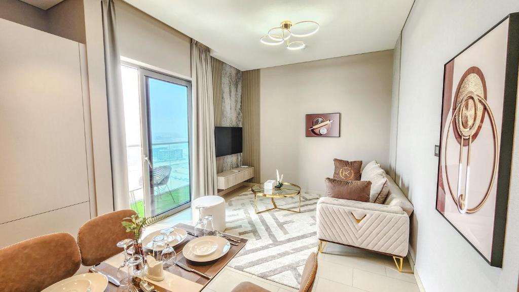 Posezení v ubytování STAY BY LATINEM Luxury 1BR Holiday Home CVR B2810 near Burj Khalifa