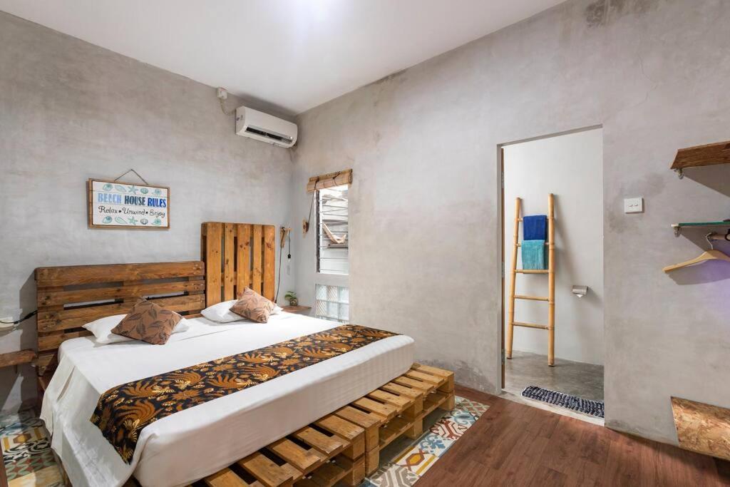 sypialnia z dużym łóżkiem w pokoju w obiekcie Surfer Garden w mieście Sanur