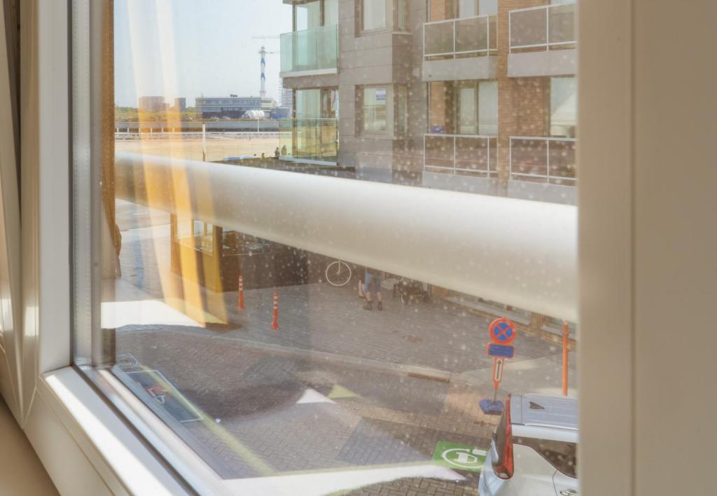 uma vista para uma rua da cidade a partir de uma janela em Silversant Zeezicht em Oostende