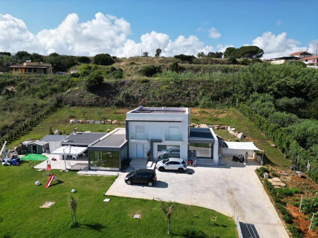 uma vista aérea de uma casa com um carro estacionado no exterior em VILLA Terrazza sul mare em Balestrate