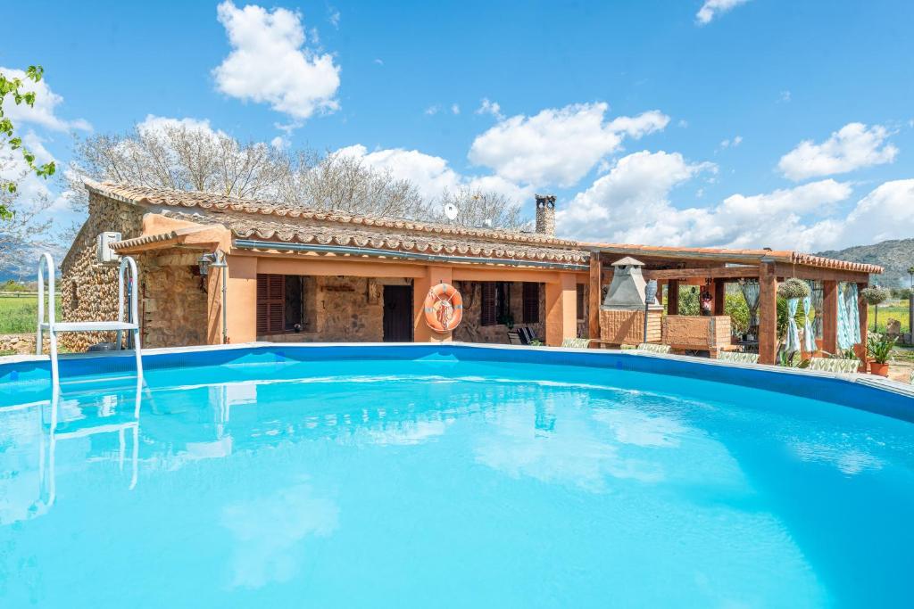 une grande piscine en face d'une maison dans l'établissement Finca Can Calisto, à Inca