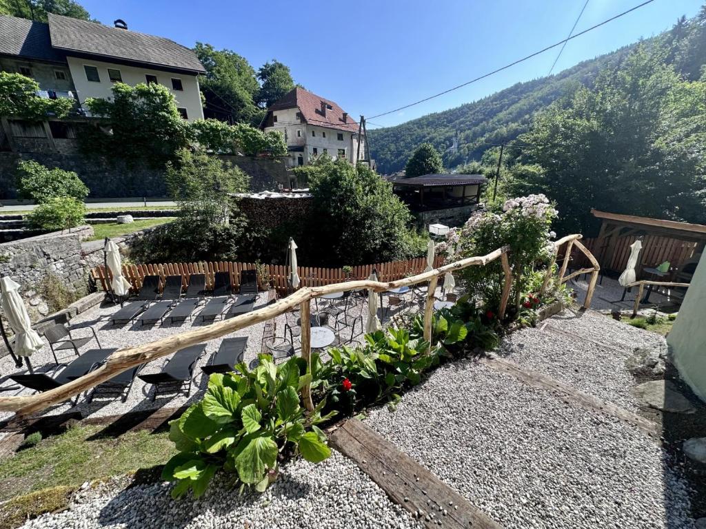 Nespecifikovaný výhled na hory nebo výhled na hory při pohledu z hostelu