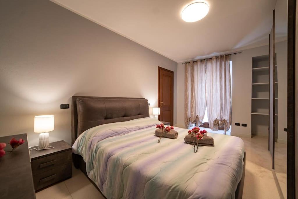 - une chambre avec un grand lit fleuri dans l'établissement Crossing Home - Zentrum, à Iseo