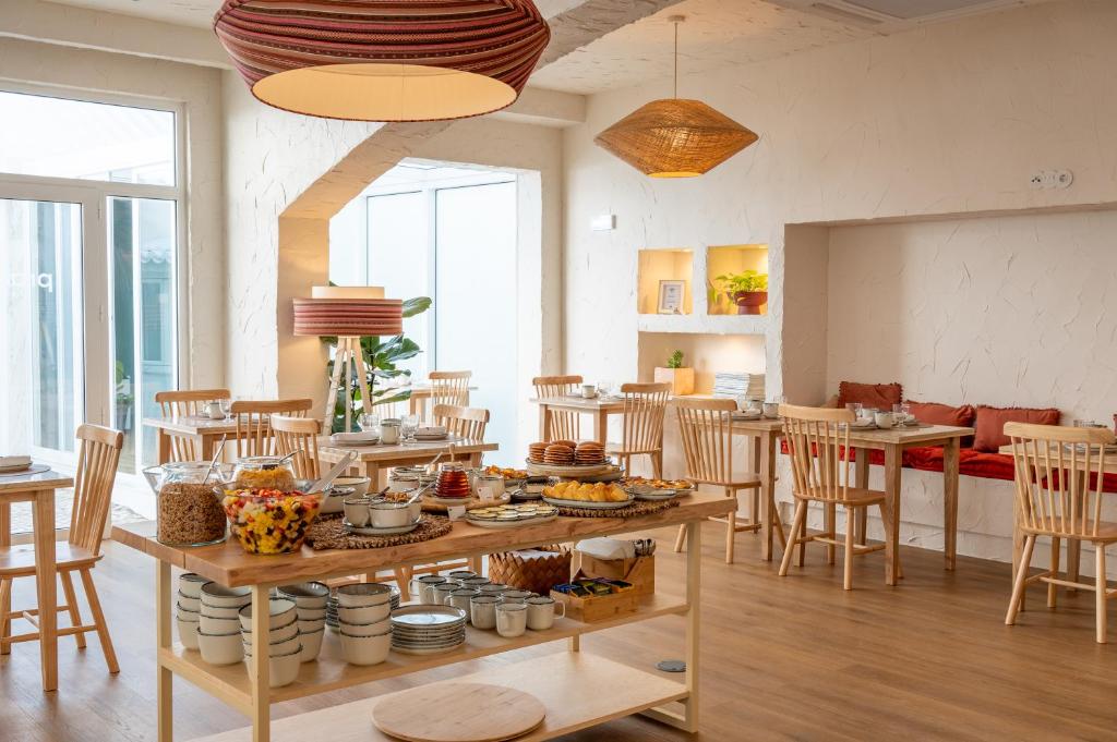 een kamer met een tafel met eten erop bij Praia FLH Hotels Ericeira in Ericeira