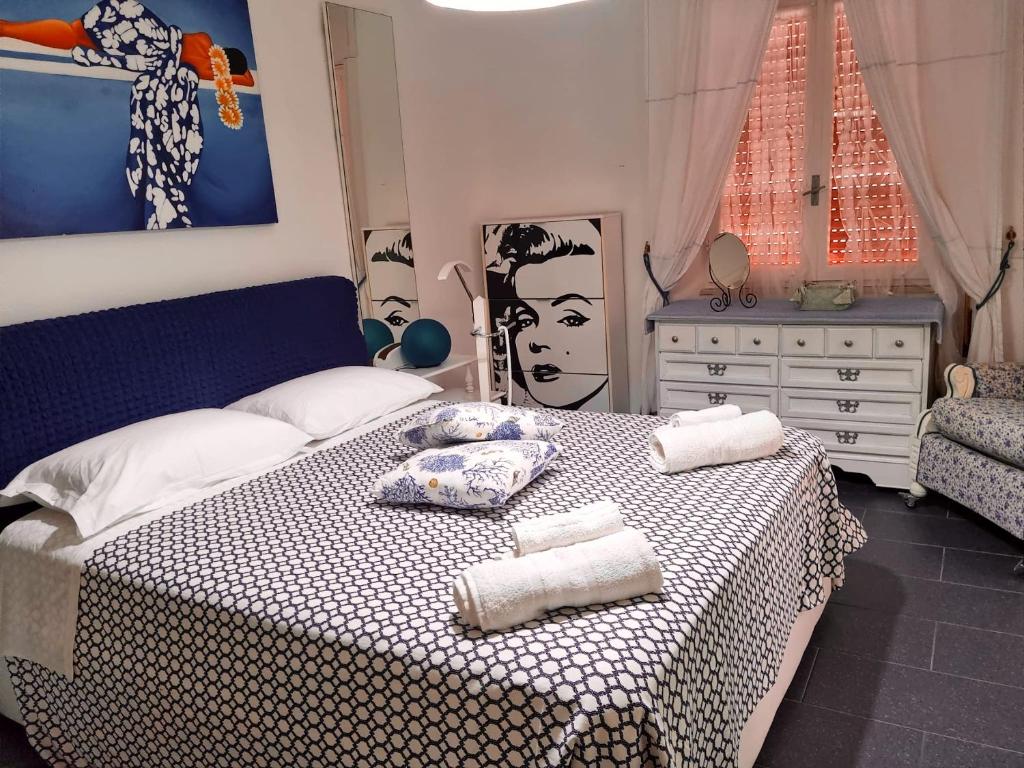 een slaapkamer met een bed met handdoeken erop bij One bedroom appartement at Calasetta 650 m away from the beach with enclosed garden and wifi in Calasetta