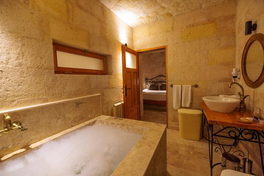 Koupelna v ubytování Canyon Cave Hotel