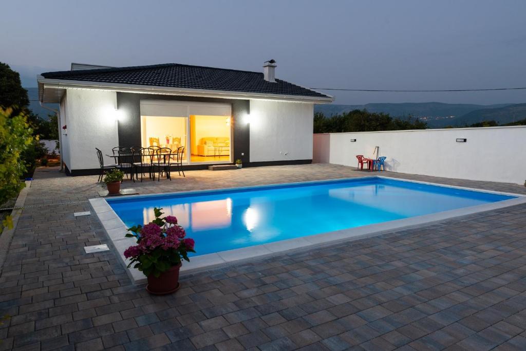 - une piscine en face d'une maison dans l'établissement Villa Lotta & Nolla, à Mostar