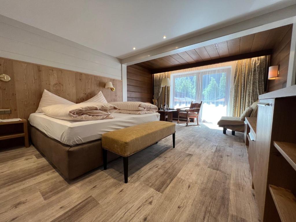 Postel nebo postele na pokoji v ubytování Sporthotel St. Anton