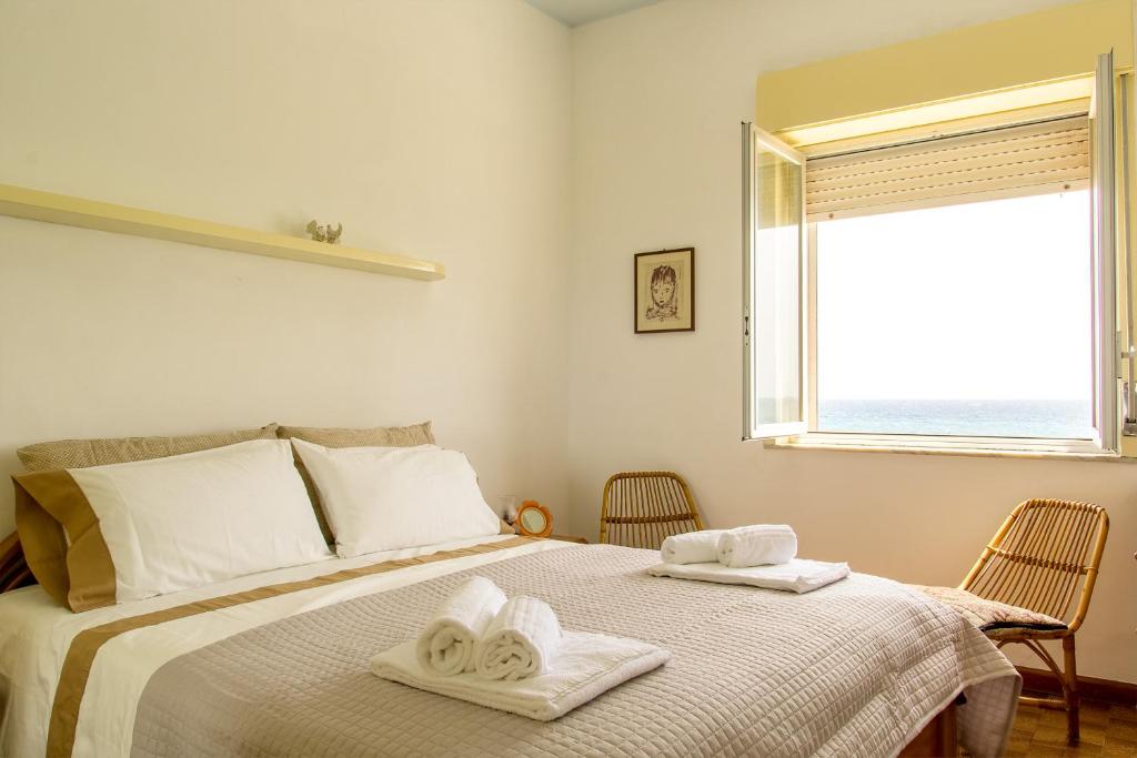 Postel nebo postele na pokoji v ubytování Sea paradise - il mare sotto la finestra