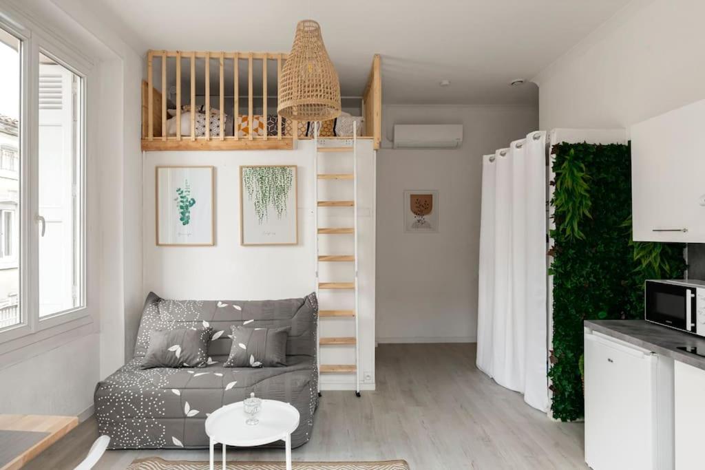 - un salon avec un canapé et une mezzanine dans l'établissement Charmant Studio Arboré Et Climatisé, à Carcassonne