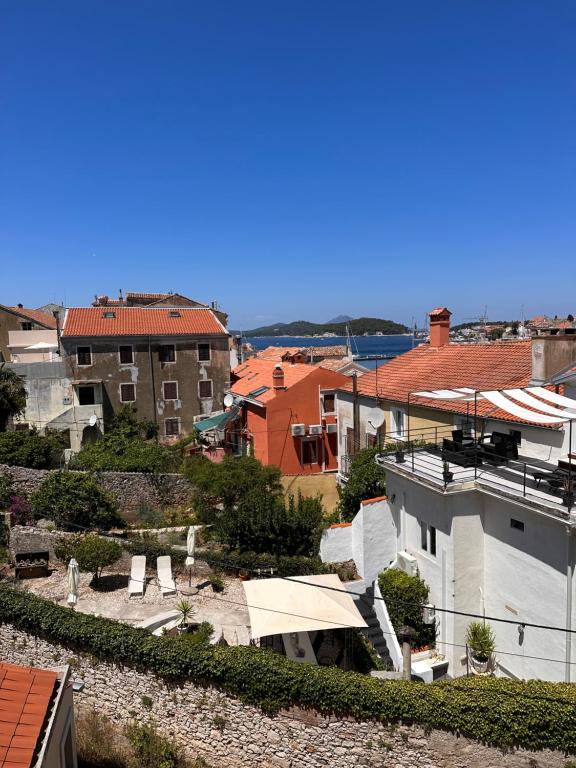 arialer Blick auf eine Stadt mit Gebäuden und Stühlen in der Unterkunft UNA apartment in center of Mali Lošinj in Mali Lošinj