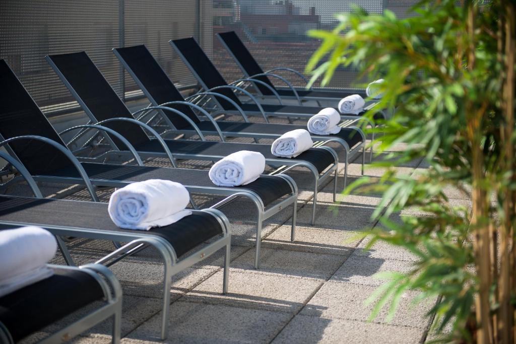 馬德里的住宿－尼奧馬格納馬德里酒店，一堆空椅子上带毛巾