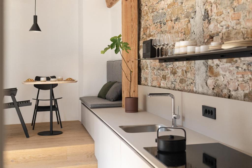 Kuchyň nebo kuchyňský kout v ubytování April1550 Boutique Hotel