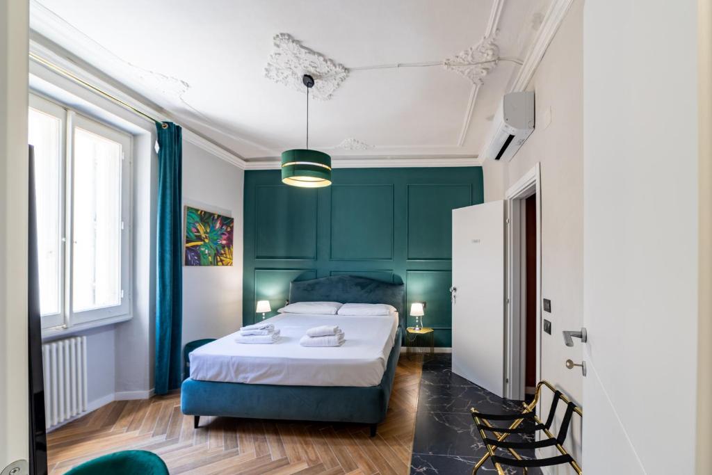 - une chambre avec un lit et des murs verts dans l'établissement Room Eleven, à Florence
