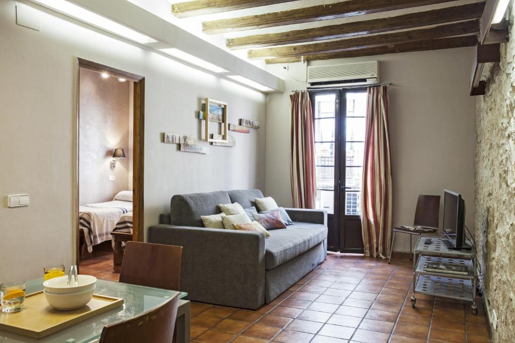 バルセロナにあるAinB ラス ランブラス - グアルディア アパートメンツのリビングルーム(ソファ、テーブル付)