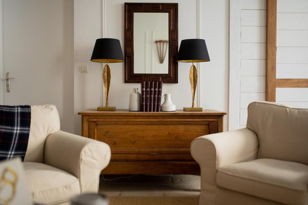 a living room with two chairs and a mirror at LeParticulier - L'Amiral in Chartres