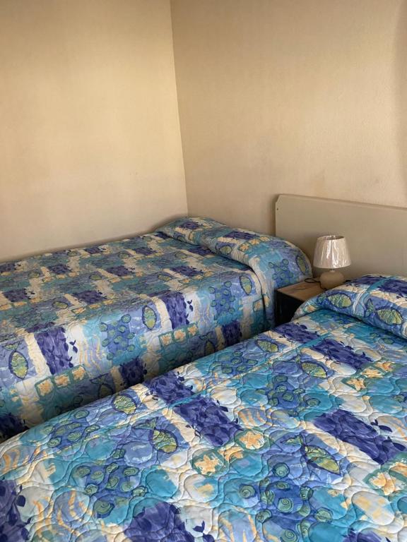 Studio or One bedroom West Coast Rentals by On Point Property - 阳台的双人间