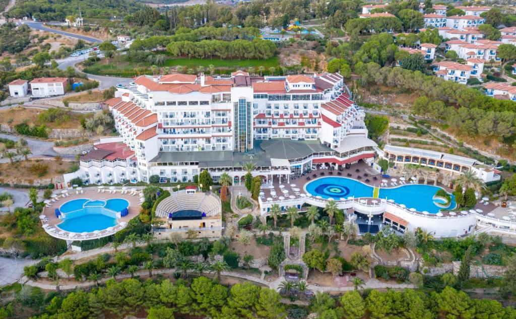 een luchtzicht op een resort met een zwembad bij Labranda Ephesus Princess - All Inclusive in Kuşadası