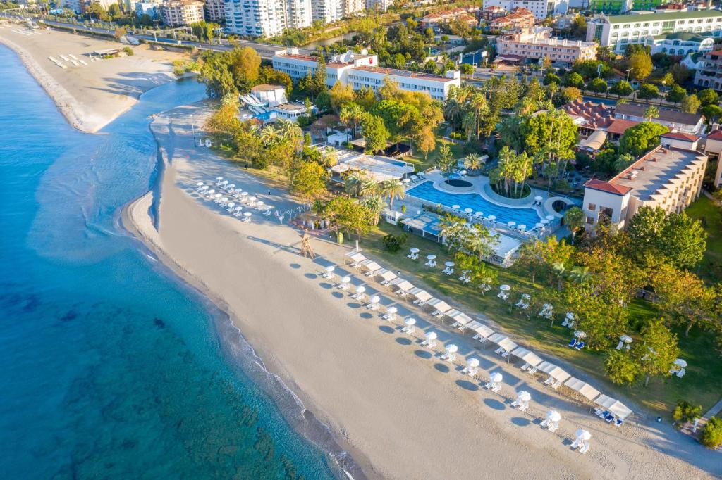 eine Luftansicht auf einen Strand mit einem Resort in der Unterkunft Labranda Alantur in Alanya